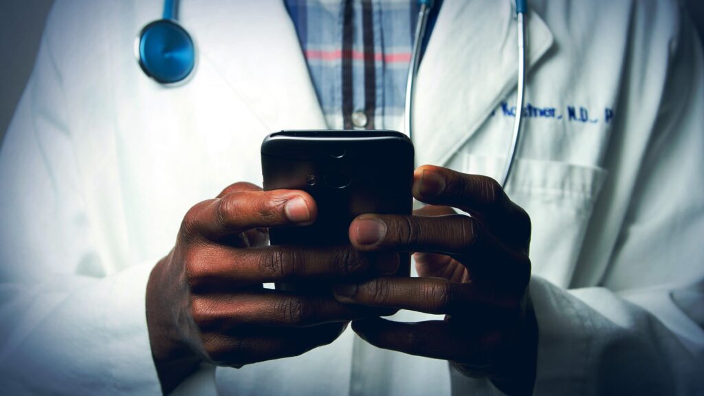 Can AI make better decisions than employees?